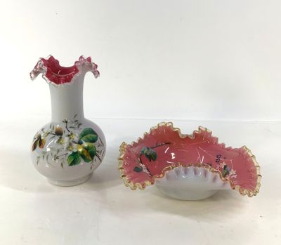 deux vases placés l'un à côté de l'autre sur une table