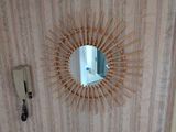 un radiateur et un miroir accroché au mur dans une pièce