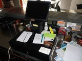 un bureau sur lequel se trouvent un ordinateur portable et de nombreux papiers