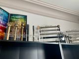 une étagère sur laquelle sont posés tout un tas de stylos et d'autres objets