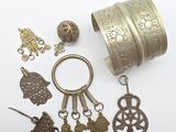 un grand nombre d'objets posés sur une table