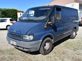 une camionnette bleue garée dans un parking