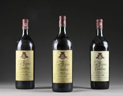 trois bouteilles de vin sont alignées sur une table