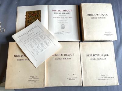 plusieurs vieux livres posés sur une table recouverte d’un tissu bleu