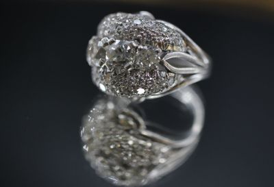 Bague dôme en platine et pavage de diamants, surmonté de 2 d…