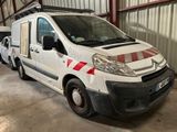 une camionnette blanche à rayures rouges garée dans un garage