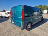 une camionnette bleue garée dans un parking
