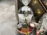 deux paniers remplis de nourriture et de condiments sont posés par terre
