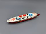 un bateau miniature posé sur une table
