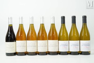 six bouteilles de vin sont alignées sur une table