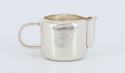 une coupe en argent munie d'une anse et d'une poignée