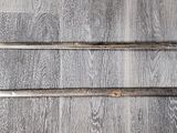 deux paires de ciseaux sur un plancher en bois