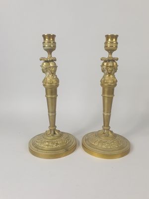paire de bougeoirs anciens en laiton ornés d'anges et de fleurs