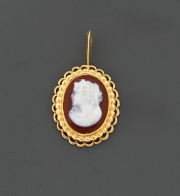 Pendentif en or jaune 18K 750 millièmes de forme ovale ornée…