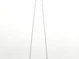 un gros plan d'un collier sur une surface blanche avec un fond blanc
