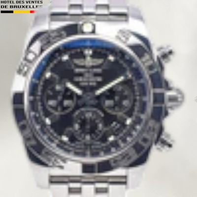 gros plan d'une montre sur fond blanc
