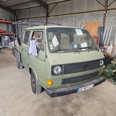 une camionnette verte garée dans un garage