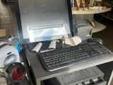 un ordinateur portable posé sur un présentoir dans un magasin