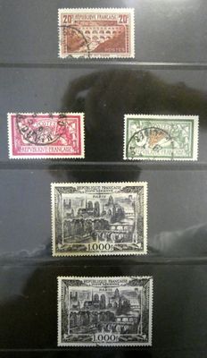 Plusieurs timbres différents sont exposés dans une vitrine.