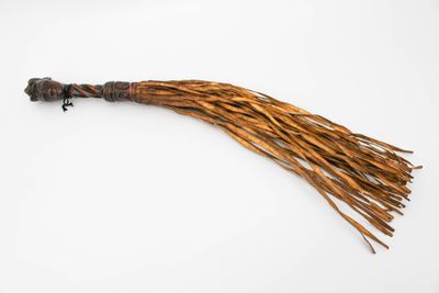 Chasse mouche. Le manche représente, au-dessus d'un cou tors…