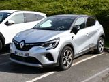 deux voitures garées sur un parking