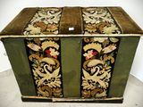 une boîte verte ornée d'un motif floral