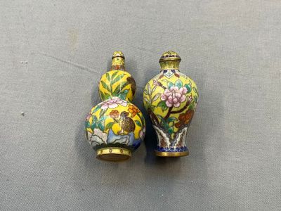 deux vases posés sur une table