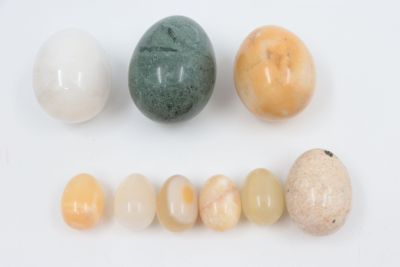 quatre types de pierres différents sur un fond blanc