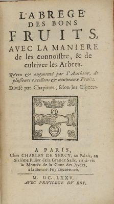 un vieux livre avec l'image d'un oiseau
