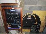 un tableau noir sur lequel est inscrit un menu, à côté d'un autre tableau noir