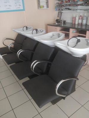 une rangée de chaises avec des lavabos au milieu de la pièce