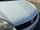 une voiture blanche garée sur le bord de la route