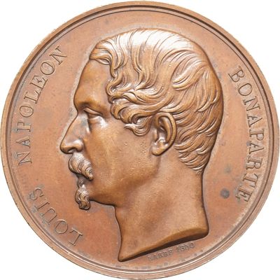 une image montrant un gros plan d'une médaille de bronze représentant le visage d'un homme