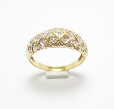 une bague en or jaune avec des diamants sur fond blanc