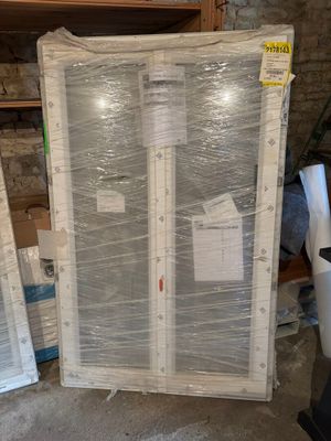 deux portes emballées dans du plastique