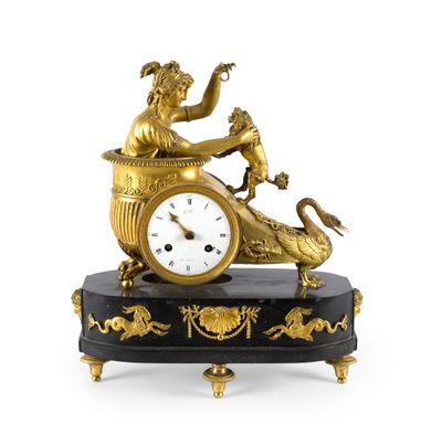 une horloge posée sur une table