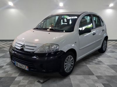 la photo d'une petite voiture blanche garée dans un garage