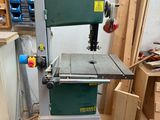 une machine posée sur une table dans une pièce