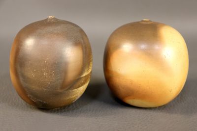 deux pommes dorées posées l'une à côté de l'autre sur une table