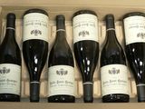 six bouteilles de vin dans un carton sur une table