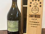 une bouteille de vin posée sur une table à côté d'une caisse en bois