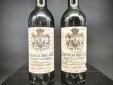 deux bouteilles de vin posées sur une table noire