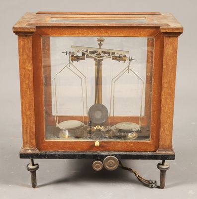 une horloge posée sur une table