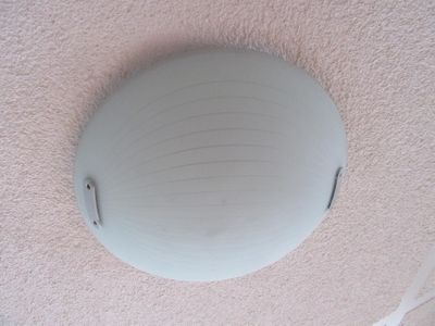 une lampe allumée au plafond d'une pièce