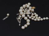 un tas de perles posées sur une table