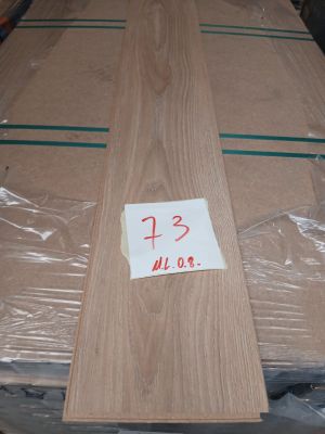 une grande quantité de bois empilée sur une palette