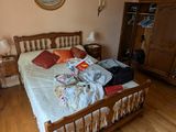 une chambre avec un lit et une commode
