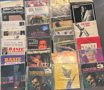 beaucoup de cd de musique et de cd sur la table