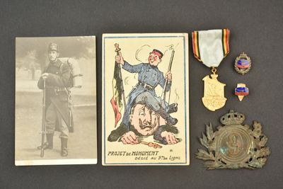 la photo d'une photo représentant un homme portant une médaille et une médaille