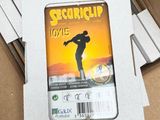 une boîte en carton sur laquelle est représenté un skateur